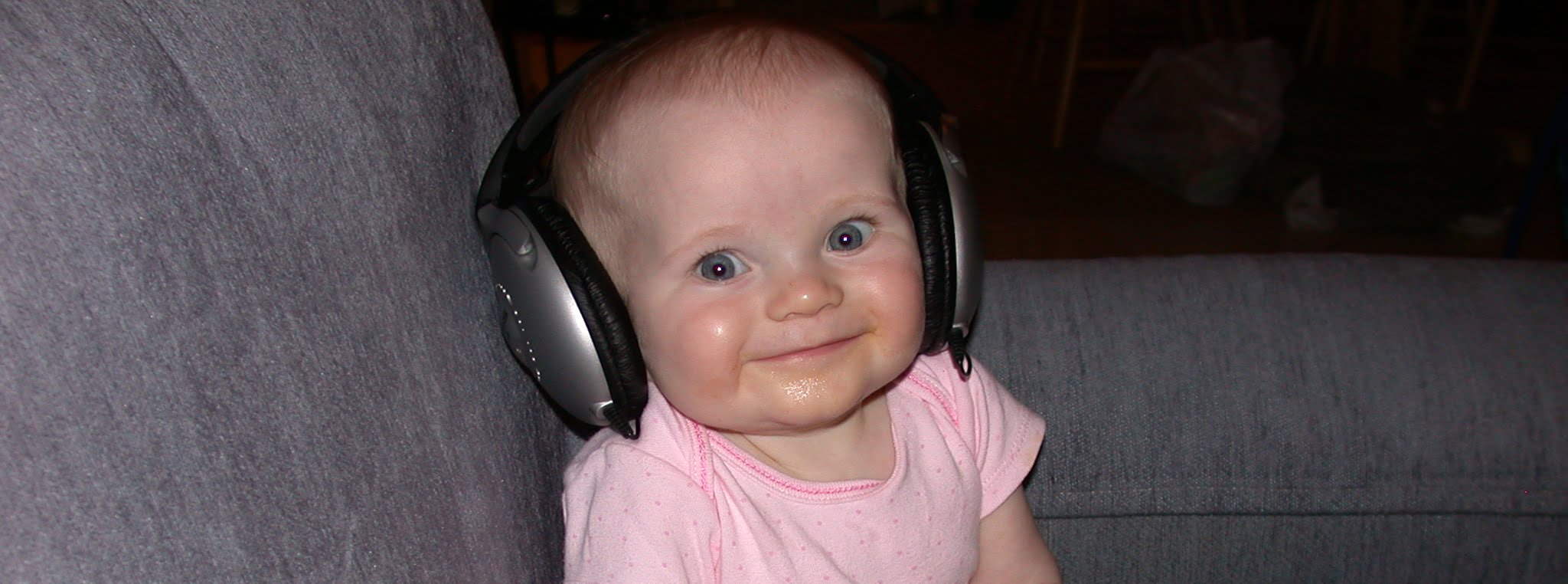 Cute Baby Listening To Music Ipod E1412721164710 مجلة نقطة العلمية