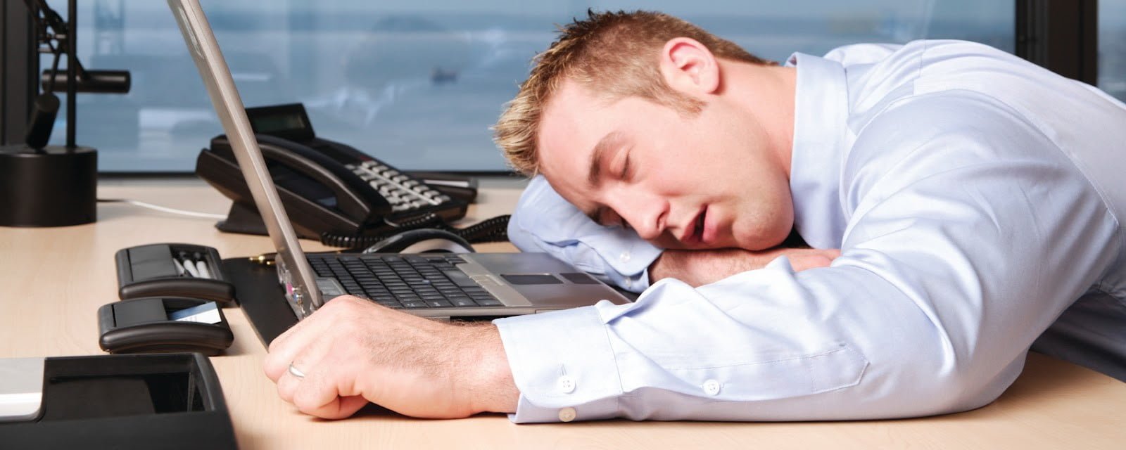 Man Asleep On Desk E1422821193489 مجلة نقطة العلمية