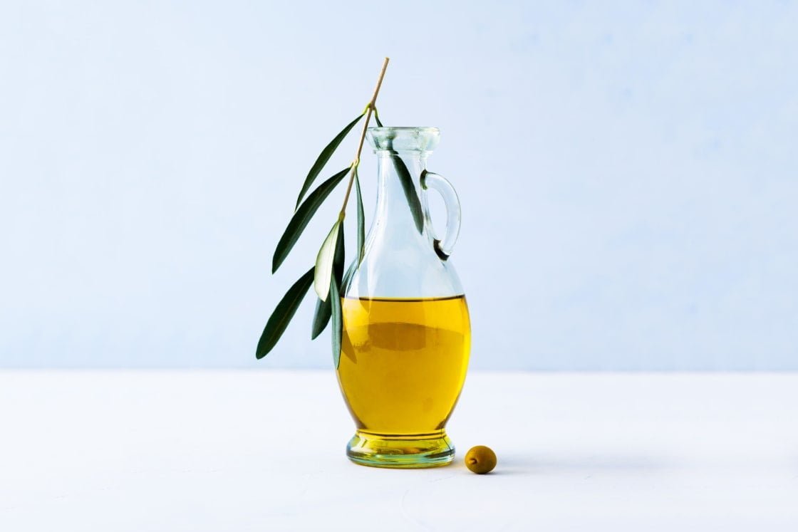 Olive Oil For Skin 9 Uses Benefits From A Dermatologist مجلة نقطة العلمية