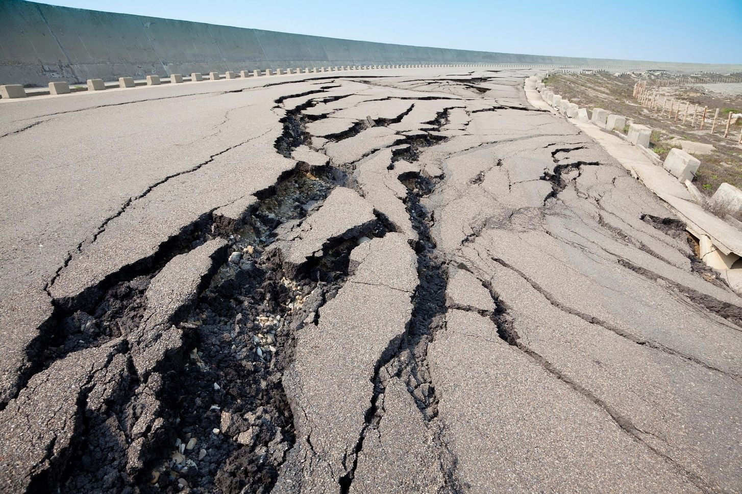 Road Cracked From Earthquake مجلة نقطة العلمية