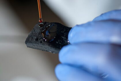 0413 SPONGE b إسفنجة نانوية لامتصاص بقع الزيت من الماء عدة مرات مجلة نقطة العلمية