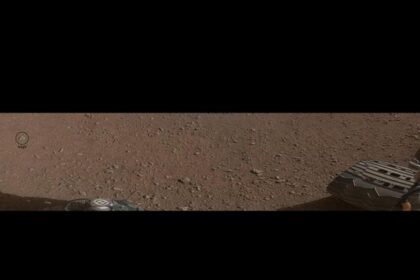 mars rover curiosity first rock target panorama1 صور الشهر الأول للمسبار الفضائي الأمريكي على المريخ مجلة نقطة العلمية