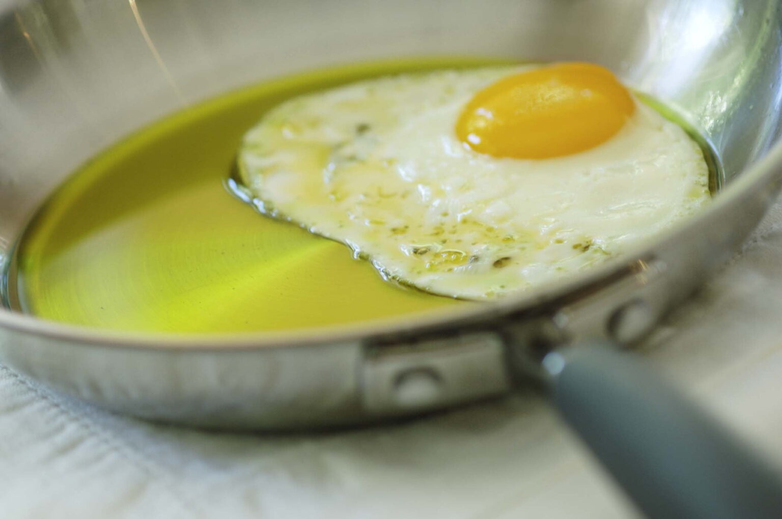 olive oil fried eggs in skillet final ارتفاع الكوليستيرول عامل للاصابة بسرطان الثدي مجلة نقطة العلمية