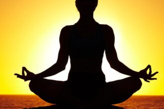 yoga pose الذكاء الروحي مجلة نقطة العلمية