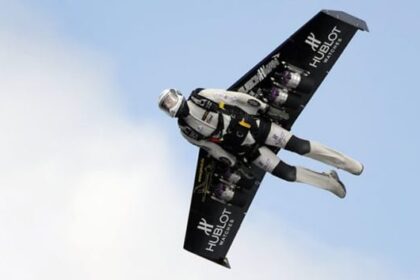flying man عندما تلبس التكنلوجيا مجلة نقطة العلمية