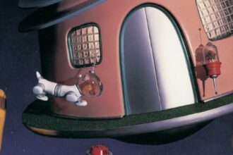 RuffiesTrashBagInSpace e1411654794892 كيف يمكننا صنع موطن جديد للبشر مجلة نقطة العلمية