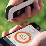 DARIO DEVICE IN USE e1452763419617 فحص مستوى السكر بالدم بالليزر بدون آلام مجلة نقطة العلمية