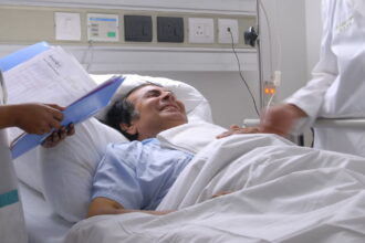 Patient caring at Hospital جهاز بيولوجي يحدد للمرضى متى يستطيعون الأكل مجلة نقطة العلمية