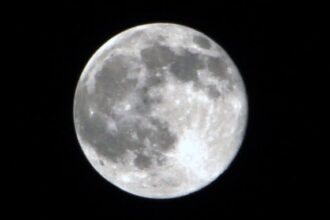full moon 1 e1408694446371 لماذا للقمر شكل يشبه الليمون مجلة نقطة العلمية