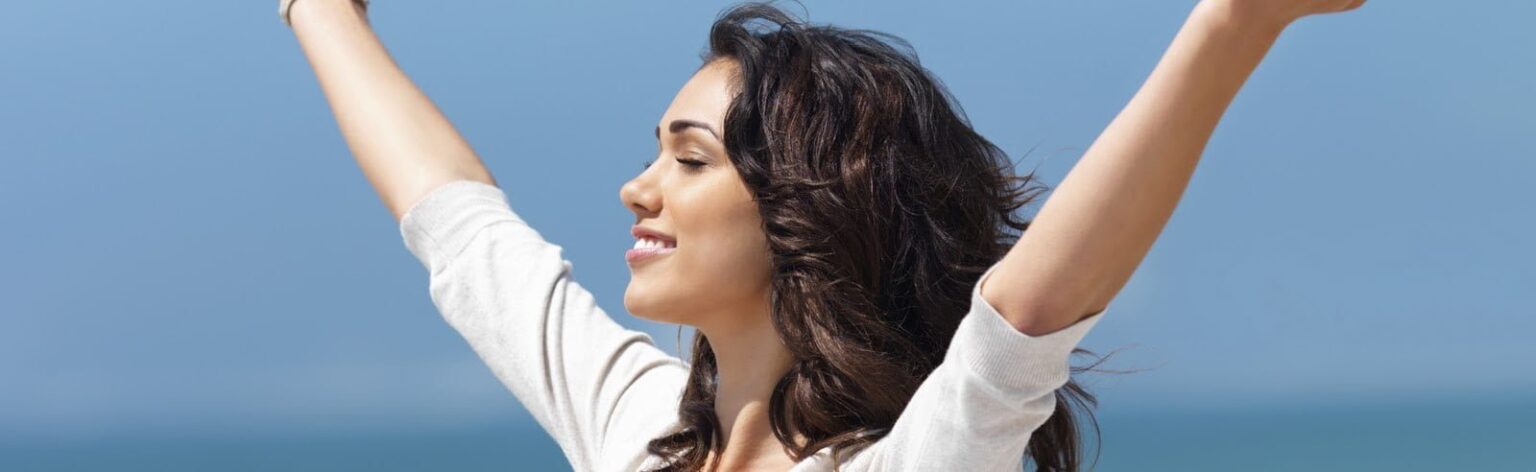 happy woman e1409205497347 أربع طرق تجعل عقلك يعمل بطريقة أفضل مجلة نقطة العلمية