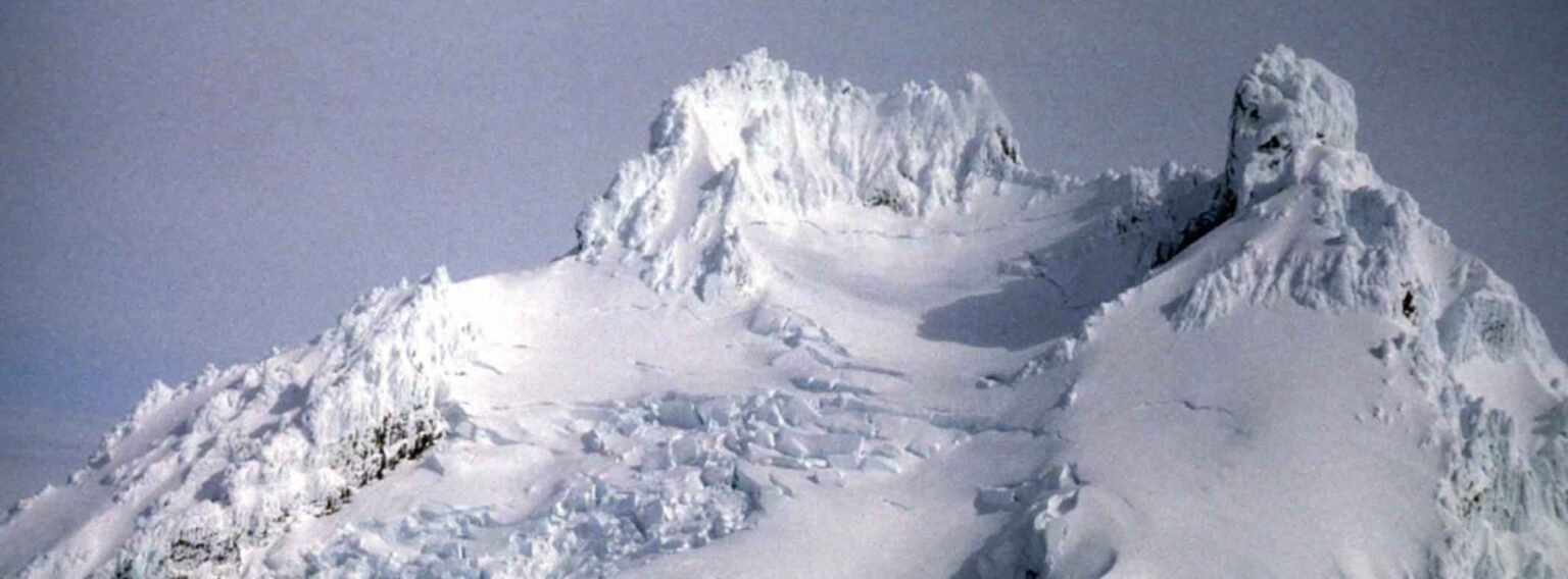Isanotski volcano covered with ice and snow e1410161482269 ماذا يحدث عندما يثور بركان مدفون تحت الجليد مجلة نقطة العلمية
