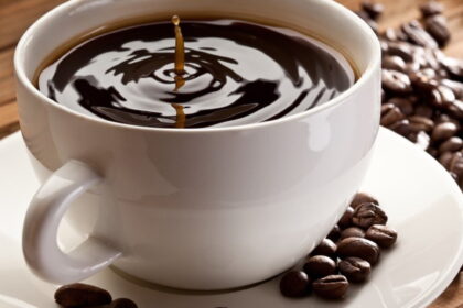 coffee with beans e1410738830430 لماذا تتسبب القهوة بالشعور بالجوع مجلة نقطة العلمية