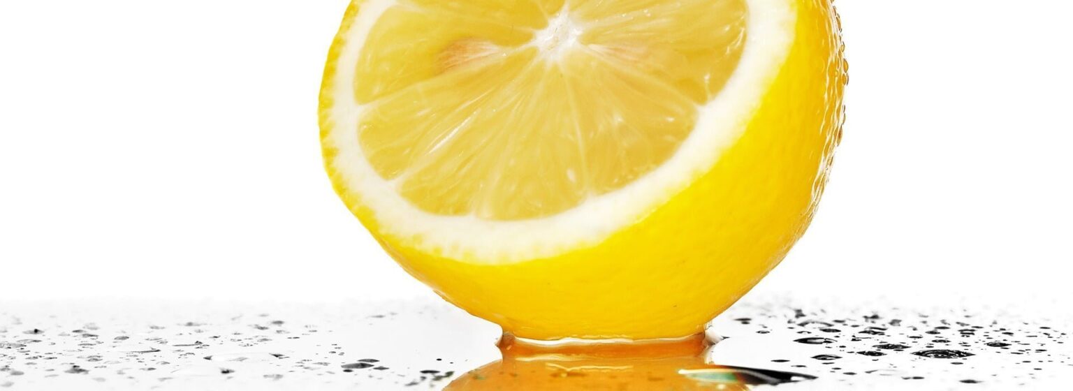 fresh yellow lemon 3228 e1410329688356 أفضل عشرة أطعمة لصحتك مجلة نقطة العلمية