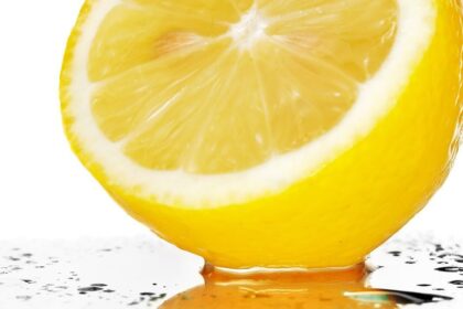 fresh yellow lemon 3228 e1410329688356 أفضل عشرة أطعمة لصحتك مجلة نقطة العلمية