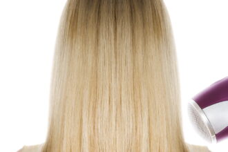 hair and brush e1411454470164 10 عادات يومية تضر الجسم مجلة نقطة العلمية