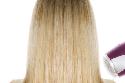 hair and brush e1411454470164 10 عادات يومية تضر الجسم مجلة نقطة العلمية