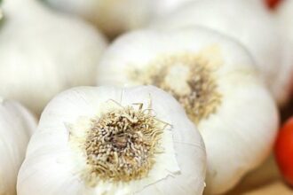 kitchen tip how to peel garlic in 7 seconds 11 e1411717607168 10 أغذية لمحاربة السرطان مجلة نقطة العلمية