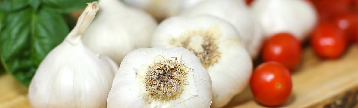 Kitchen Tip How To Peel Garlic In 7 Seconds 11 E1411717607168 مجلة نقطة العلمية