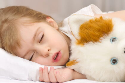 littlegirlsleeping2 e1410392319811 أسرار الأحلام (حراس النوم) مجلة نقطة العلمية