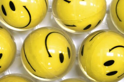 smiles yellow balls e1410478280572 شعور الشخص بالسعادة لا يعني كونه سعيداً مجلة نقطة العلمية