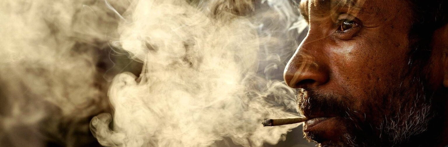 wallpaper smoking man e1410935586537 أبناء المدخنين أكثر عرضة للربو حتى قبل الولادة مجلة نقطة العلمية