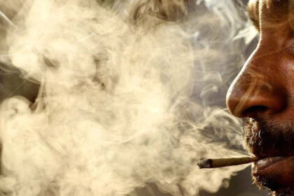 wallpaper smoking man e1410935586537 أبناء المدخنين أكثر عرضة للربو حتى قبل الولادة مجلة نقطة العلمية