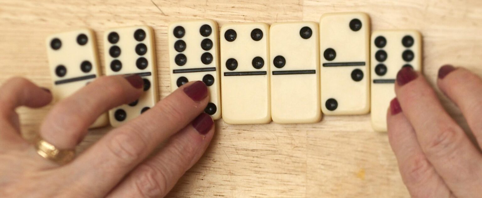 140714 alzheimer dominoes 330p e47cb6177a72980a2d89801e3d9acbc8 e1413933266541 طرق للوقاية من مرض الزهايمر مجلة نقطة العلمية