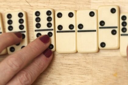 140714 alzheimer dominoes 330p e47cb6177a72980a2d89801e3d9acbc8 e1413933266541 طرق للوقاية من مرض الزهايمر مجلة نقطة العلمية