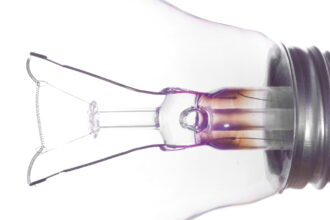 Light bulb plain e1413679599459 مصابيح LED جديدة تجعل الألوان أكثر حيوية مجلة نقطة العلمية