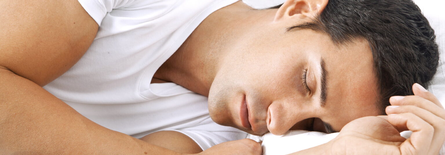 ManSleeping1 e1413071732743 11 نصيحة لتفادي الشعور بالنعاس خلال النهار مجلة نقطة العلمية