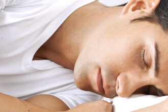ManSleeping1 e1413071732743 11 نصيحة لتفادي الشعور بالنعاس خلال النهار مجلة نقطة العلمية