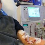 Patient receiving dialysis 03 e1414628176657 تخضع النساء لجلسات غسيل الكلى بمعدل أقل مجلة نقطة العلمية