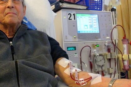Patient receiving dialysis 03 e1414628176657 تخضع النساء لجلسات غسيل الكلى بمعدل أقل مجلة نقطة العلمية