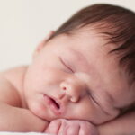babysleep11 e1412806577344 دراسة: إجهاد الطفولة قد يؤثر في الإصابة بالأمراض المزمنة عند الكبر مجلة نقطة العلمية
