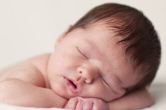 babysleep11 e1412806577344 دراسة: إجهاد الطفولة قد يؤثر في الإصابة بالأمراض المزمنة عند الكبر مجلة نقطة العلمية