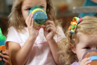 children Juice1 e1412777874166 عصير الفواكه يتسبب بتسوس أسنان الأطفال مجلة نقطة العلمية