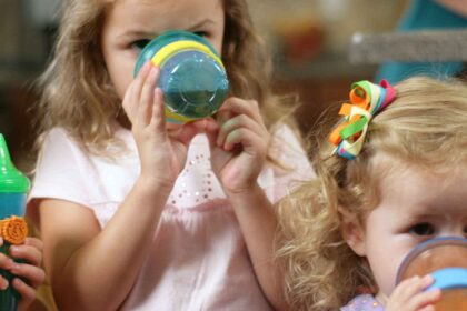 children Juice1 e1412777874166 عصير الفواكه يتسبب بتسوس أسنان الأطفال مجلة نقطة العلمية