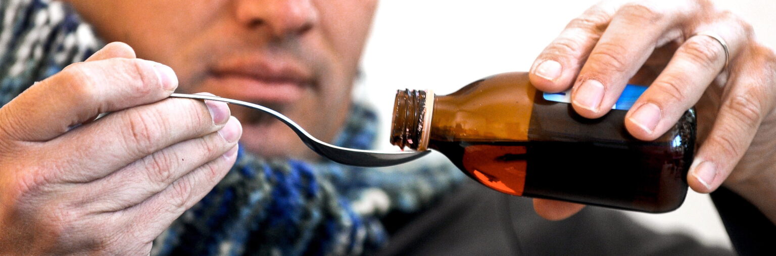 cough medicine e1413680669580 أدوية السعال هدر للمال، والحل يكمن في الأدوية الشعبية مجلة نقطة العلمية