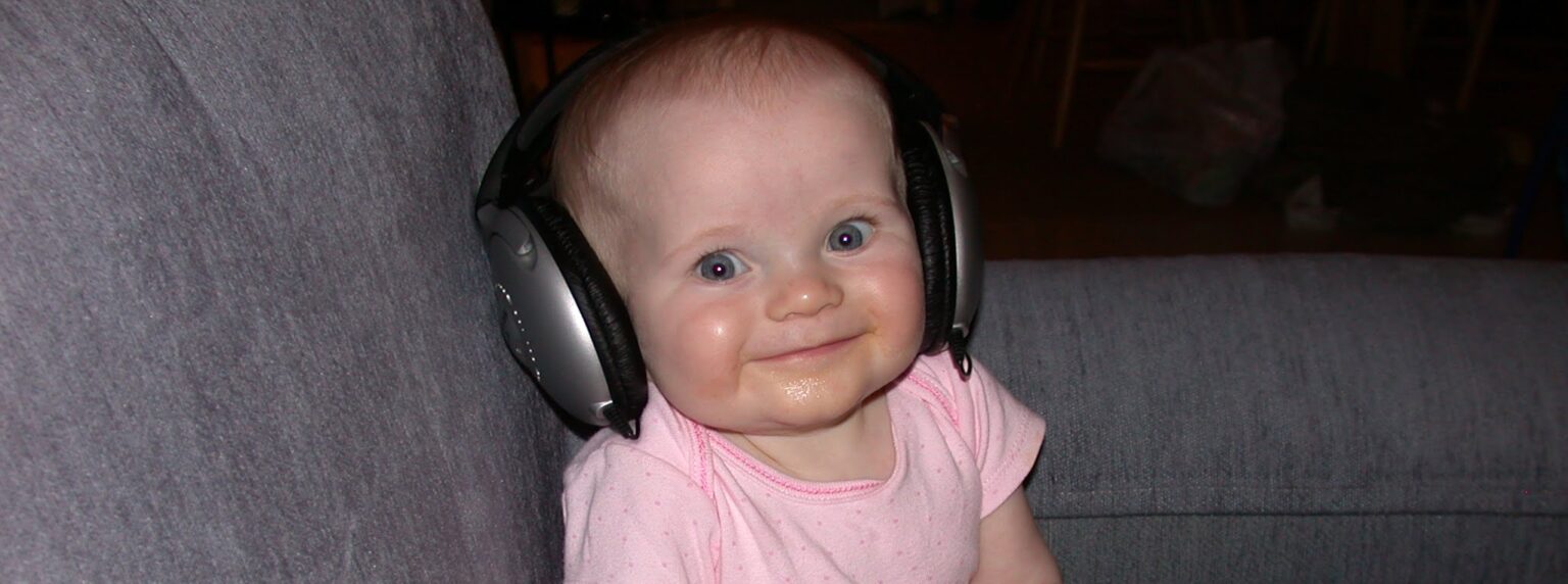cute baby listening to music ipod e1412721164710 تحسين قدرات الطفل اللغوية مجلة نقطة العلمية