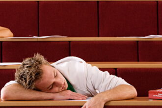 o STUDENT SLEEPING facebook e1412755892386 خمسة مهام يقوم بها الدماغ أثناء النوم لكي يحميك خلال نومك مجلة نقطة العلمية