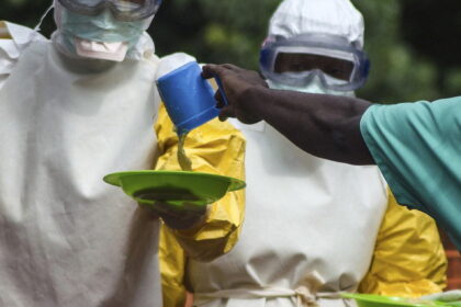 53d74ca1611e9b311e8b45dd1 e1417005872291 10 من نظريات المؤامرة السخيفة حول أزمة إيبولا مجلة نقطة العلمية