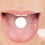 Woman taking medication e1415753697452 أفضل الطرق لابتلاع الحبوب الدوائية مجلة نقطة العلمية