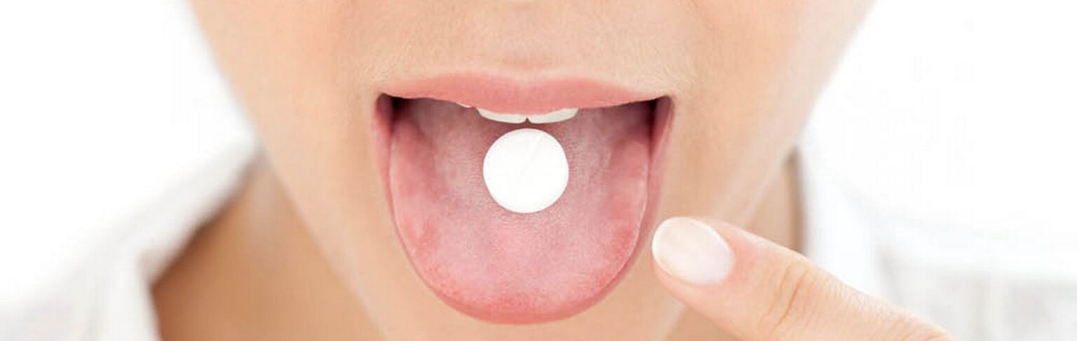 Woman taking medication e1415753697452 أفضل الطرق لابتلاع الحبوب الدوائية مجلة نقطة العلمية