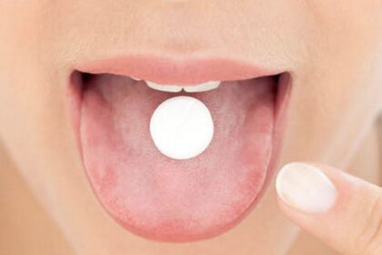 Woman taking medication e1415753697452 أفضل الطرق لابتلاع الحبوب الدوائية مجلة نقطة العلمية