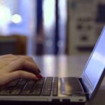 maxresdefault 2 e1416784818638 مخاطر تعلق الشباب بالتكنولوجيا الرقمية مجلة نقطة العلمية