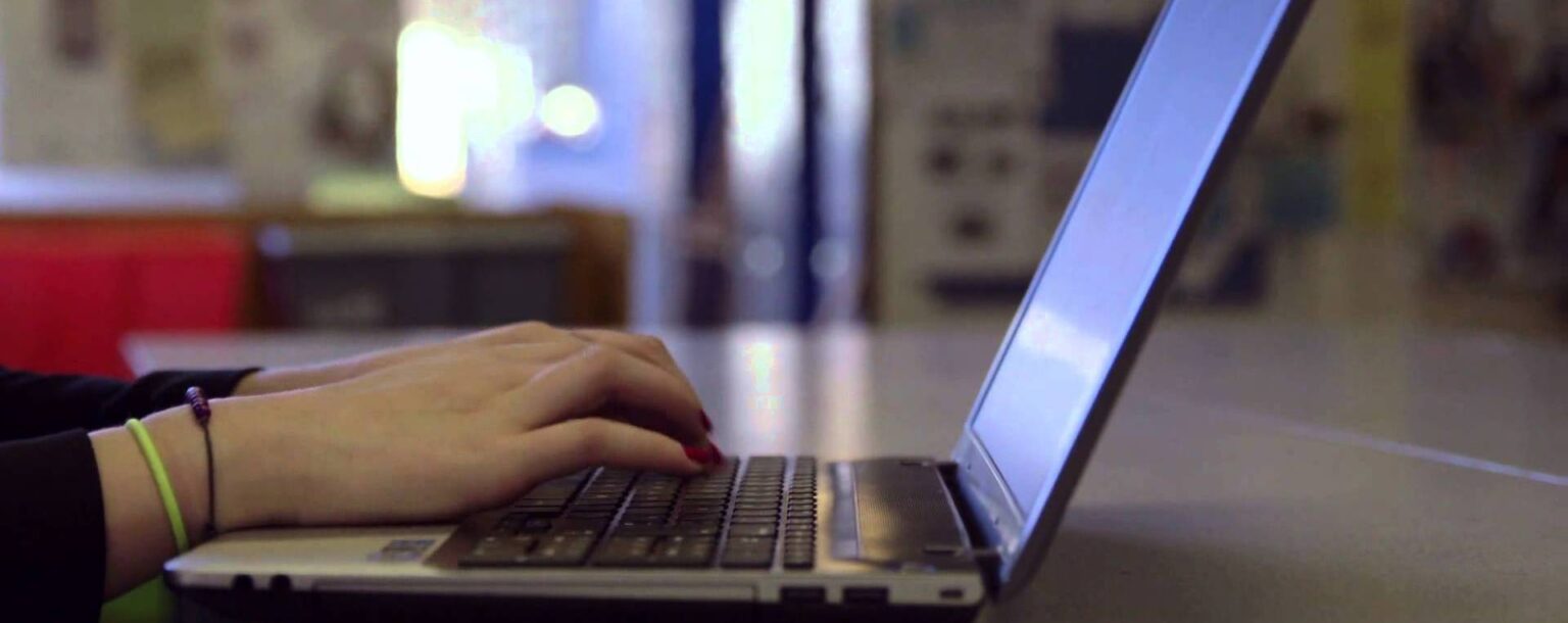 maxresdefault 2 e1416784818638 مخاطر تعلق الشباب بالتكنولوجيا الرقمية مجلة نقطة العلمية