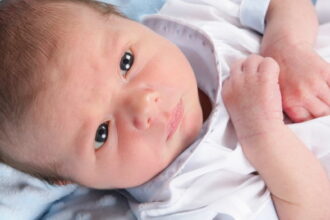 newborn babys head e1416704579525 هل حجم المولود الكبير يعد سيئا مجلة نقطة العلمية