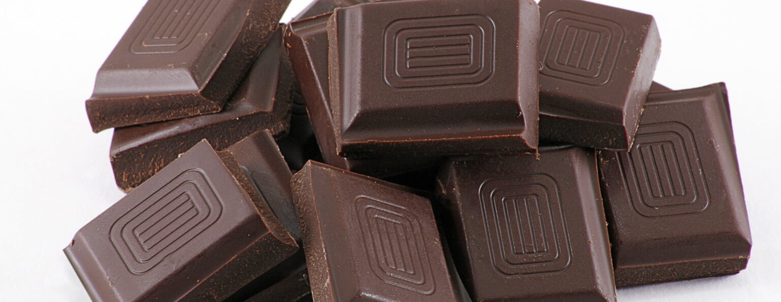 o DARK CHOCOLATE BAR facebook e1415323464712 لوح شكولاتة يومياً يغنيك عن زيارة الطبيب مجلة نقطة العلمية