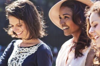 o WOMEN FRIENDS facebook e1414965524688 المشي يقتل الحزن ويشعر بالتفاؤل مجلة نقطة العلمية