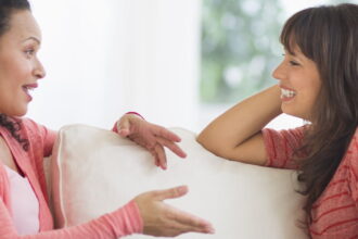 o WOMEN GOSSIPING facebook e1415608720771 هل النّساء اللّواتي"يَعِشنَ" معاً، "يَحِضنَ" معاً؟ مجلة نقطة العلمية